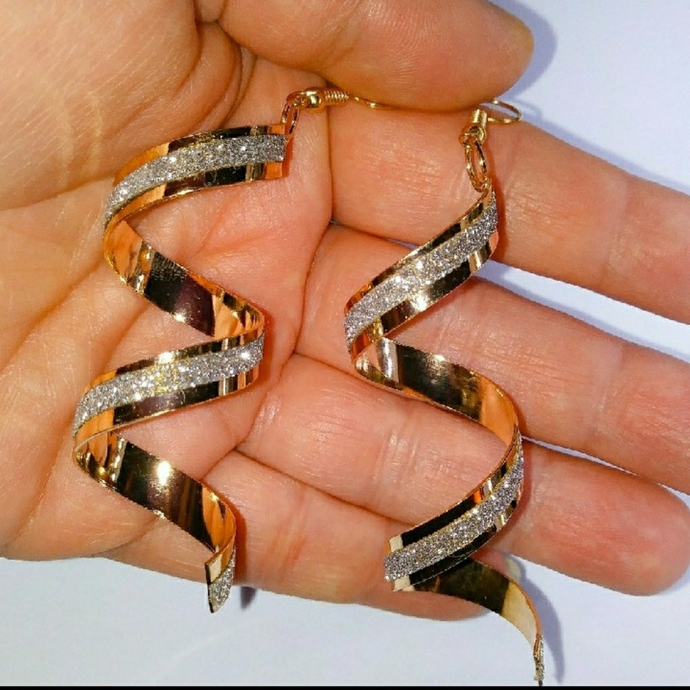 🎀Dazzling Golden Lady Twist Earings - Picture 6 of 7